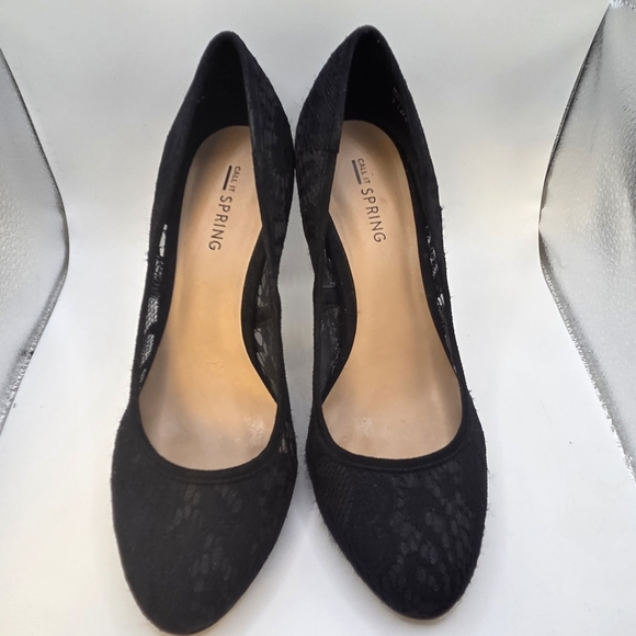 ⭐️Call It Spring Black Lace Stiletto Heels With Gold Accents Size 7 - Picture 2 of 6
